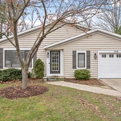 Pet friendly, game room hot tub walk to Saugatuck!