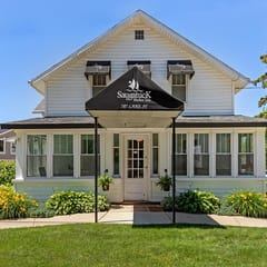 Entire Inn pvt hot tub, shared pool walk to Saug!