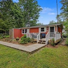 Maple Ridge Red Cottage HOT TUB!