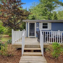 Maple Ridge Blue Cottage-HOT TUB!