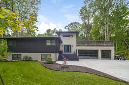 Private large yard, close to town, hot tub, Lake! - Image 4