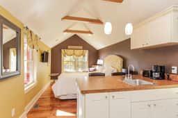 The Oriole, hot tub, walk or Bike to Saugatuck! - Image 3