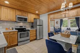 Maple Ridge Green Cottage HOT TUB! - Image 5