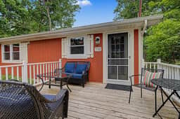 Maple Ridge Red Cottage HOT TUB! - Image 3