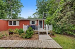 Maple Ridge Red Cottage HOT TUB! - Image 2