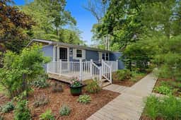 Maple Ridge Blue Cottage-HOT TUB! - Image 3