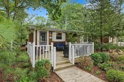 Maple Ridge Brown Cottage HOT TUB! - Image 4
