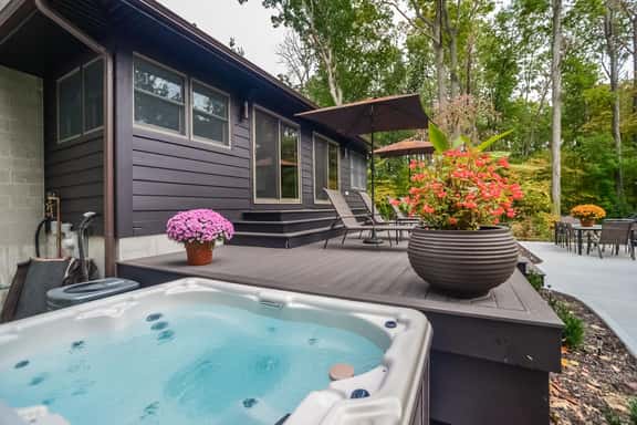 Private large yard, close to town, hot tub, Lake! - Image 1