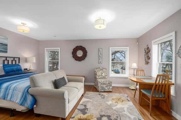 Riverview apt. in heart of downtown Saugatuck! - Image 1
