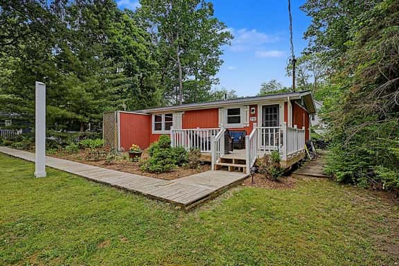 Maple Ridge Red Cottage HOT TUB! - Image 1