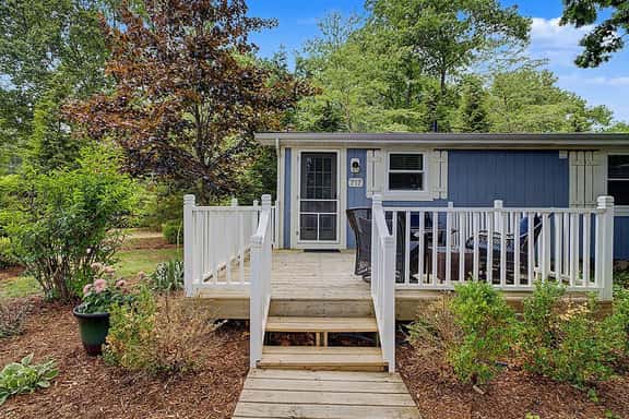 Maple Ridge Blue Cottage-HOT TUB! - Image 1