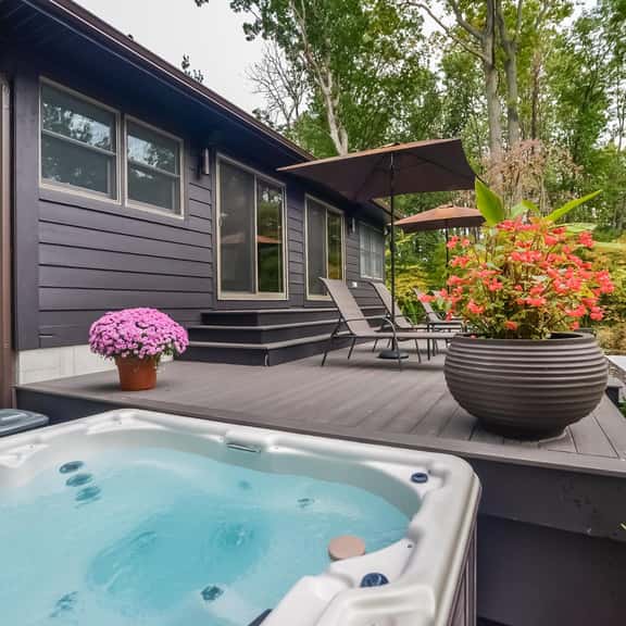 Private large yard, close to town, hot tub, Lake! - Image 1