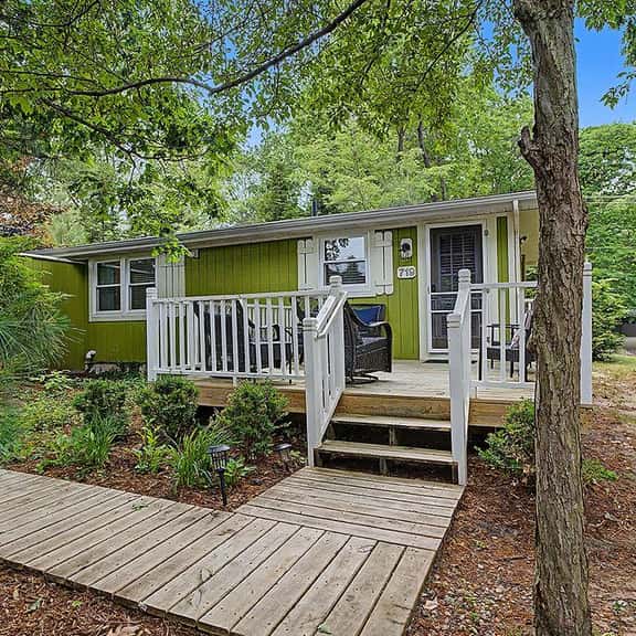 Maple Ridge Green Cottage HOT TUB! - Image 1