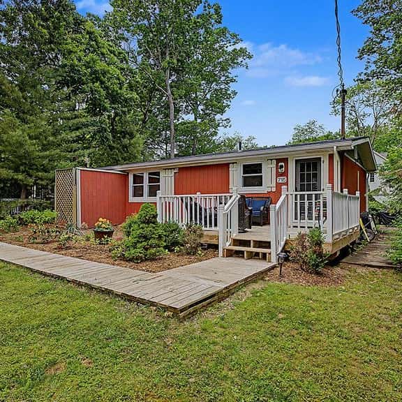Maple Ridge Red Cottage HOT TUB! - Image 1