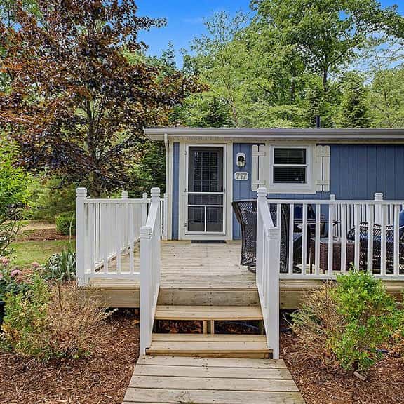 Maple Ridge Blue Cottage-HOT TUB! - Image 1