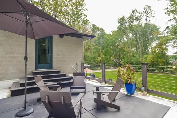 Private large yard, close to town, hot tub, Lake! - Image 5