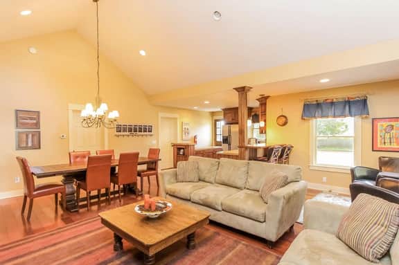 Nightingale apt with hot tub walk to Saugatuck! - Image 3