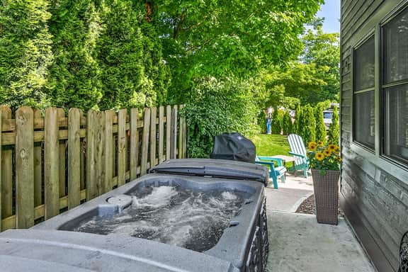 Singapore Stable hot tub walk to Saugatuck! - Image 5