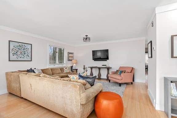 Pet friendly, game room hot tub walk to Saugatuck! - Image 3