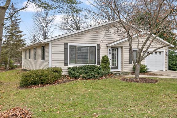 Pet friendly, game room hot tub walk to Saugatuck! - Image 2