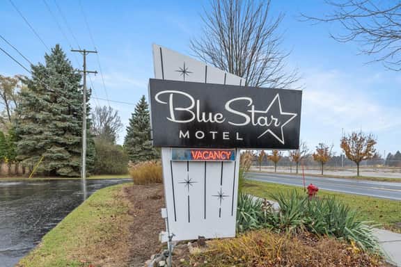 Blue Star Penthouse Location 12 person hot tub - Image 2