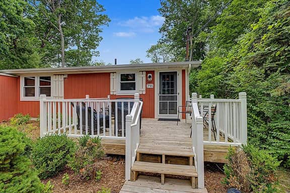 Maple Ridge Red Cottage HOT TUB! - Image 4