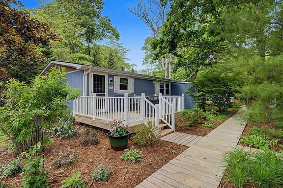 Maple Ridge Blue Cottage-HOT TUB! - Image 3