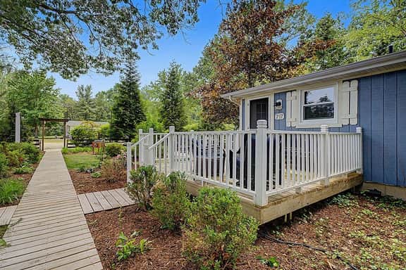 Maple Ridge Blue Cottage-HOT TUB! - Image 2